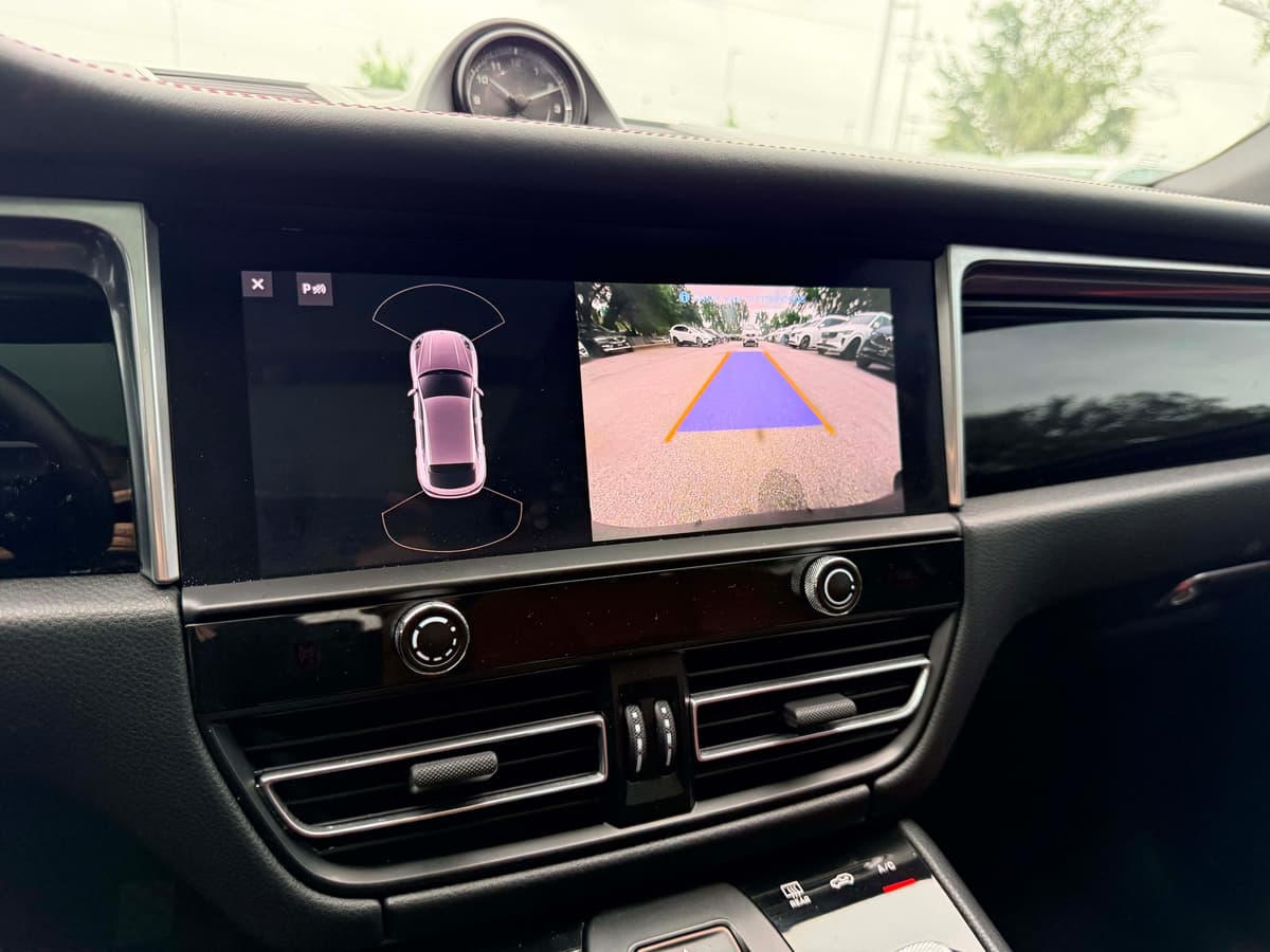 2023 Porsche Macan - Image 21