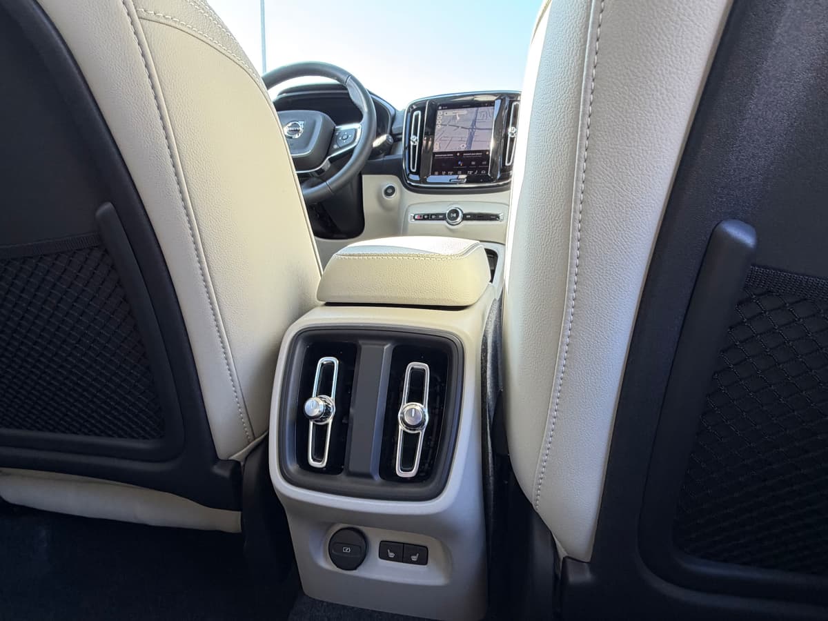2026 Volvo XC40 - Image 11