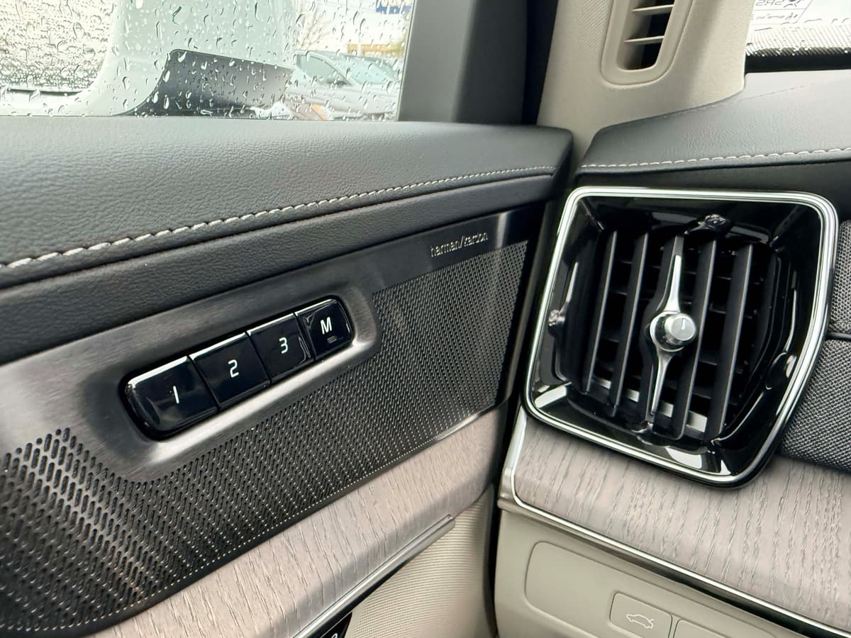 2026 Volvo XC90 plug-in hybrid - Image 19