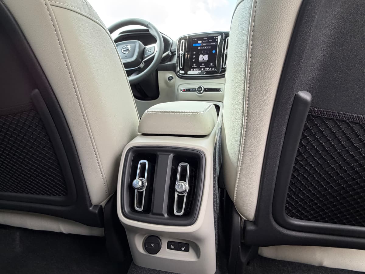 2026 Volvo XC40 - Image 11