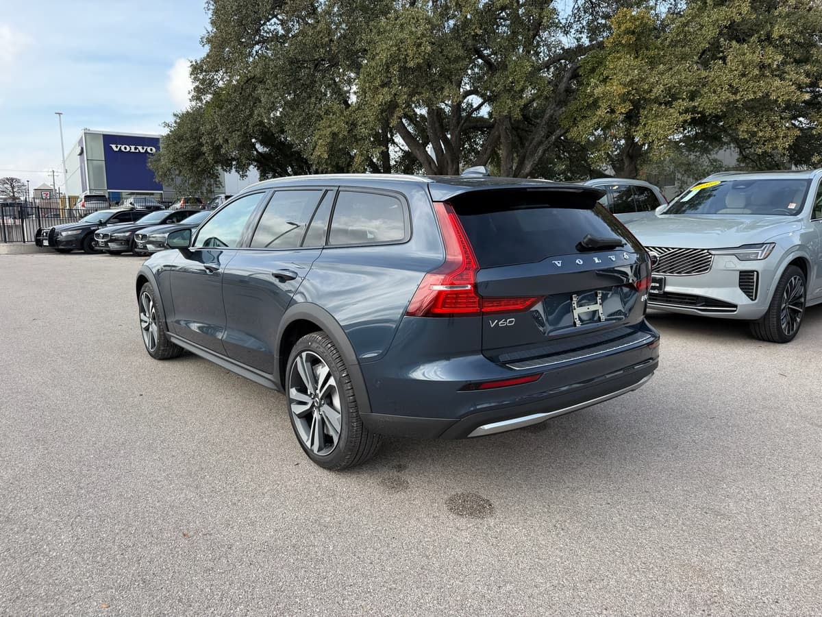 2026 Volvo V60 Cross Country - Image 4