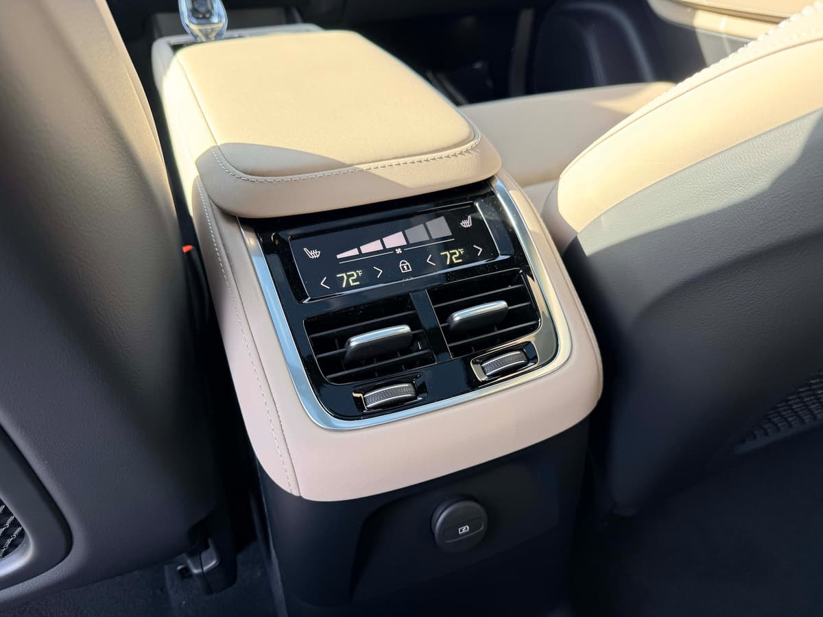 2026 Volvo XC90 plug-in hybrid - Image 17