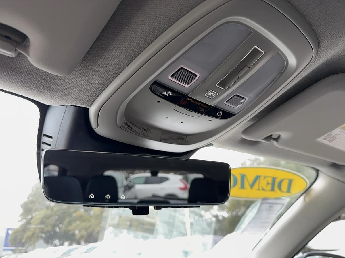 2024 Volvo XC40 - Image 25