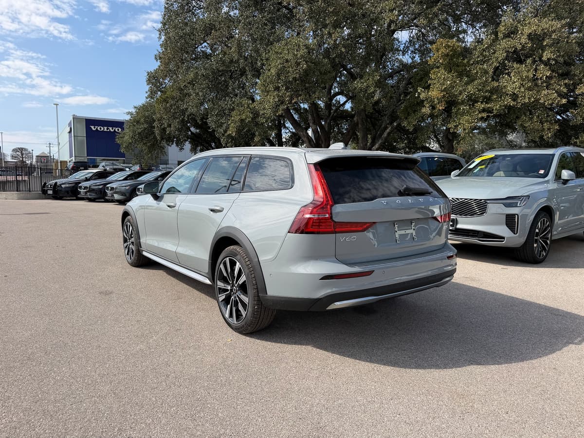 2026 Volvo V60 Cross Country - Image 4