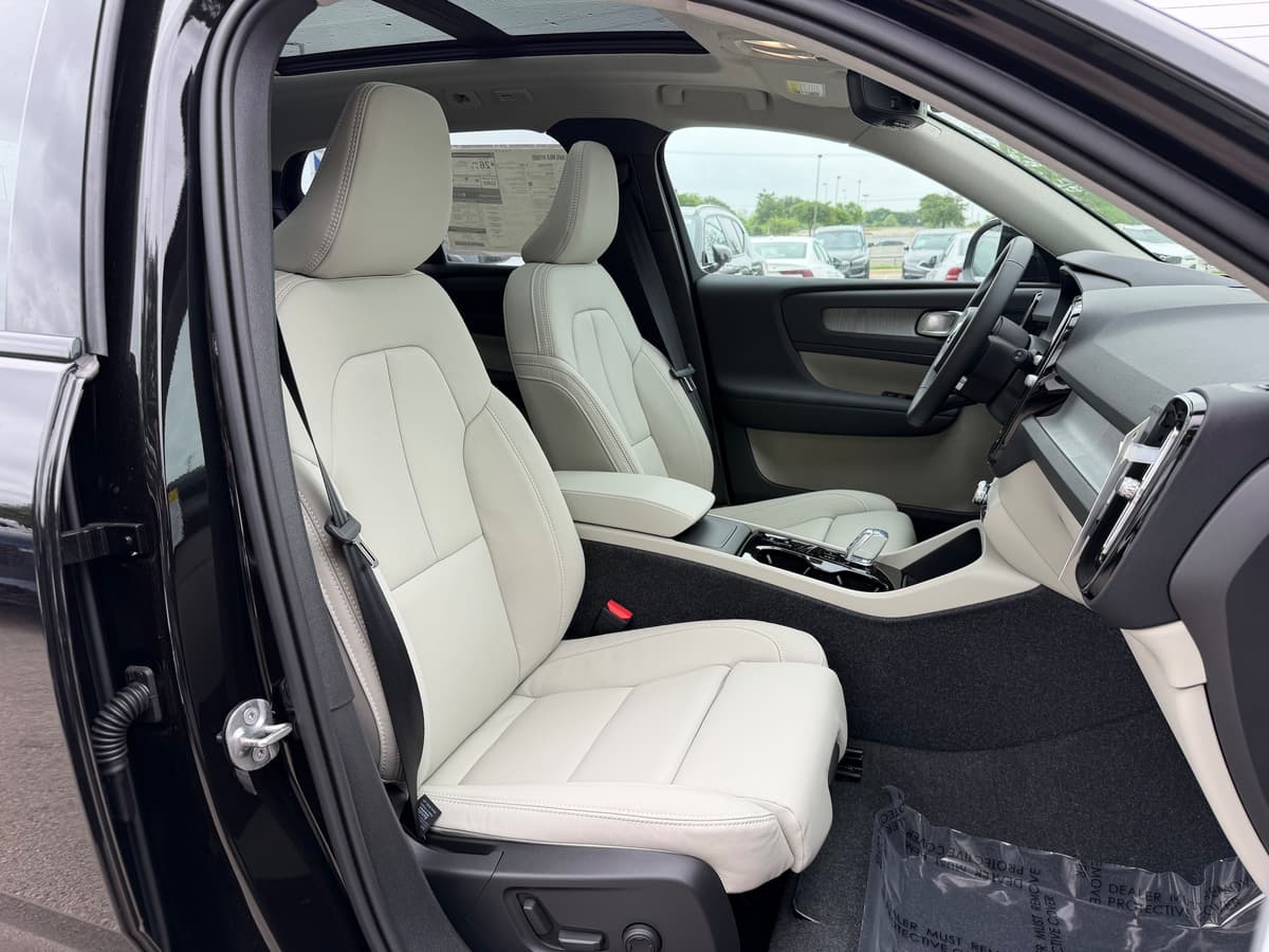 2026 Volvo XC40 - Image 8