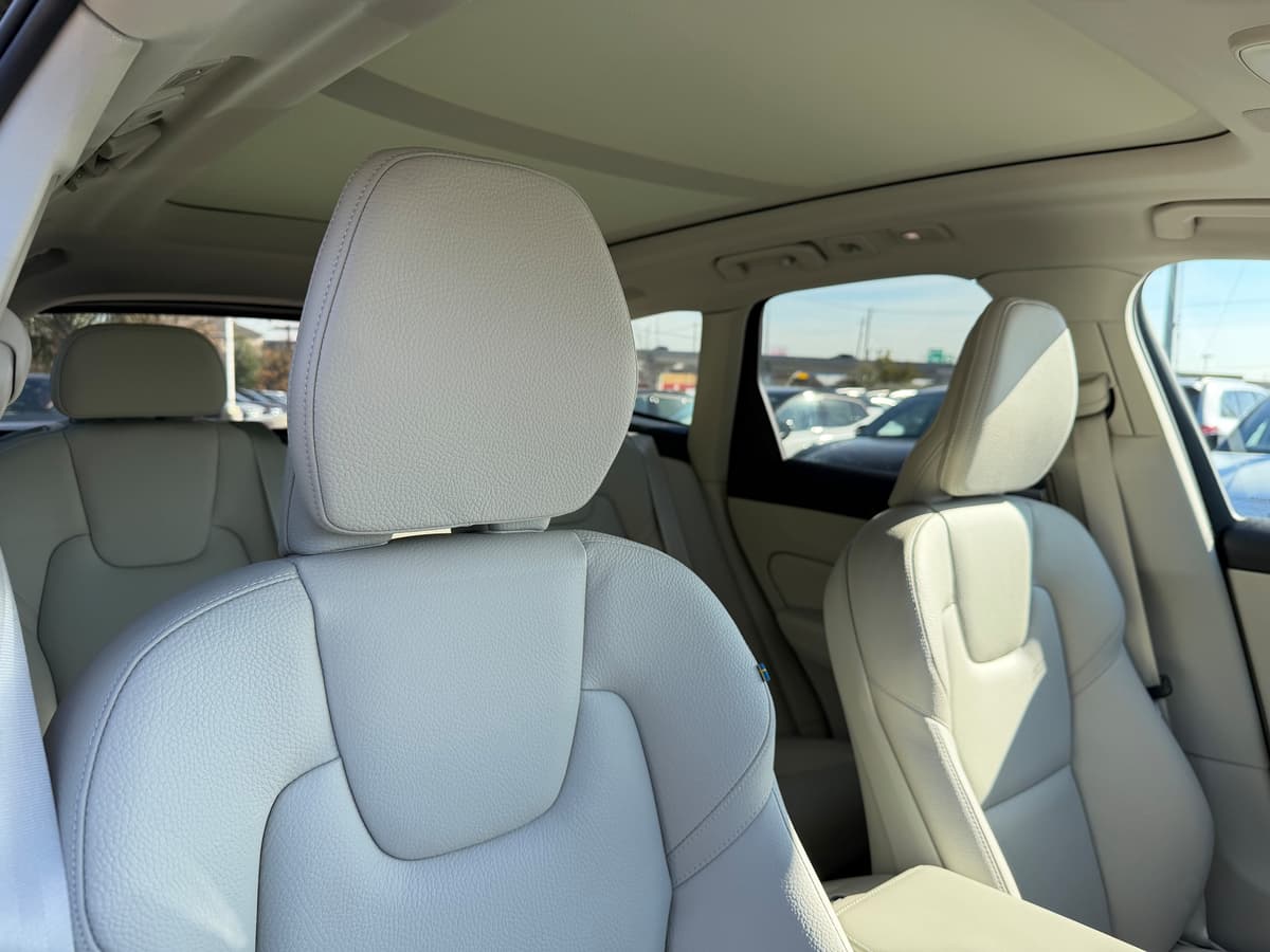 2024 Volvo XC60 plug-in hybrid - Image 9