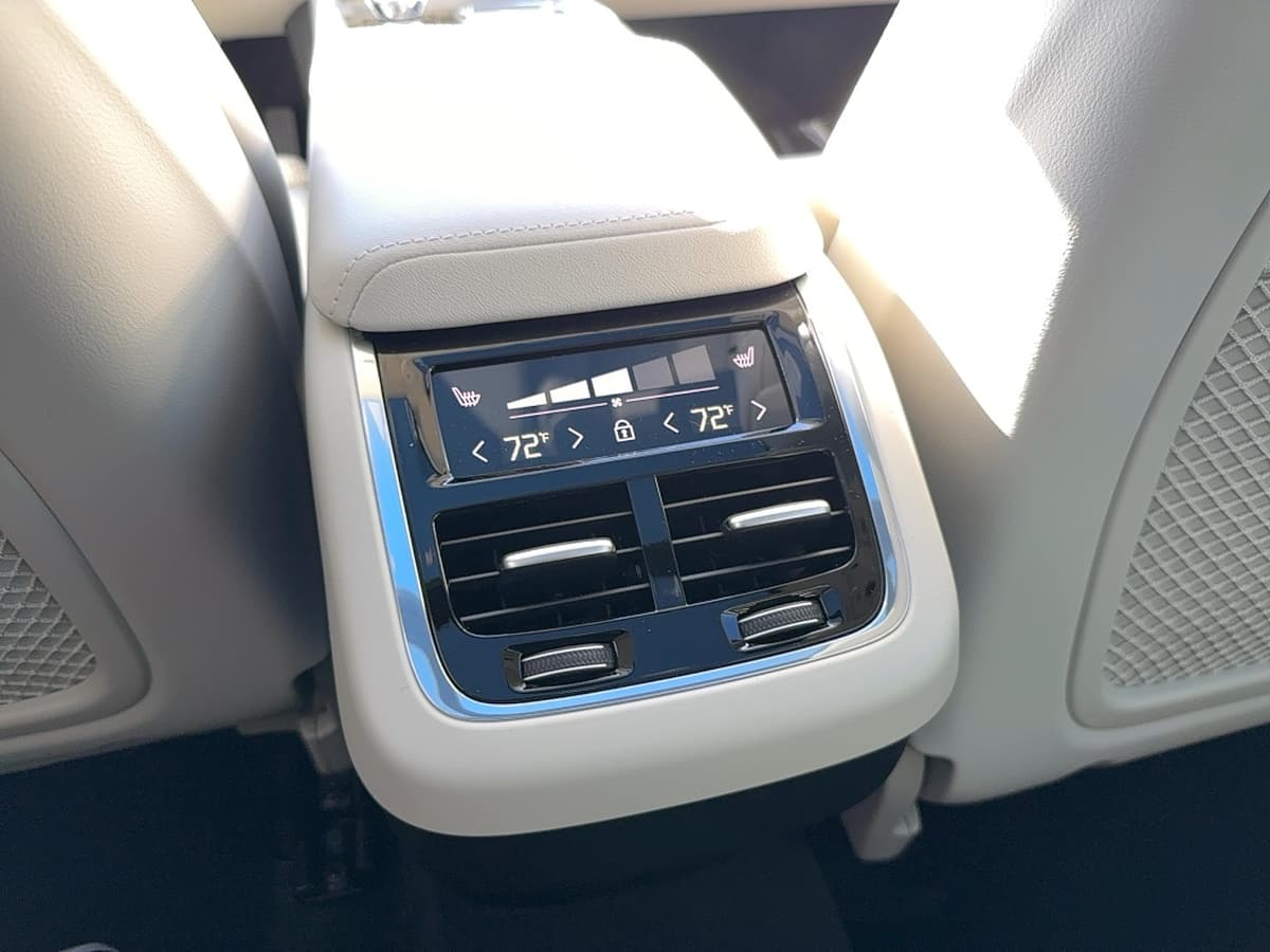 2026 Volvo XC60 - Image 17