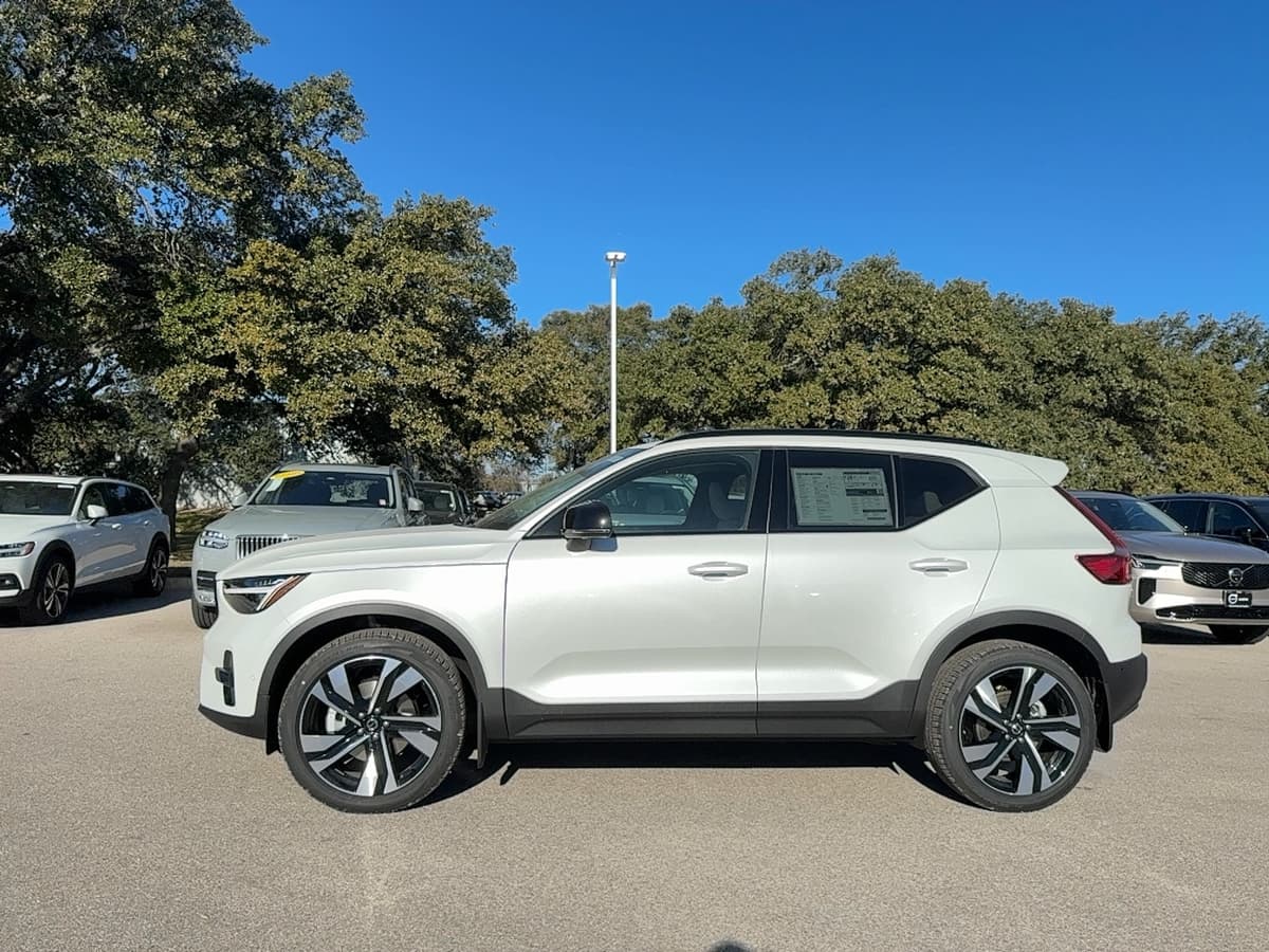 2026 Volvo XC40 - Image 3
