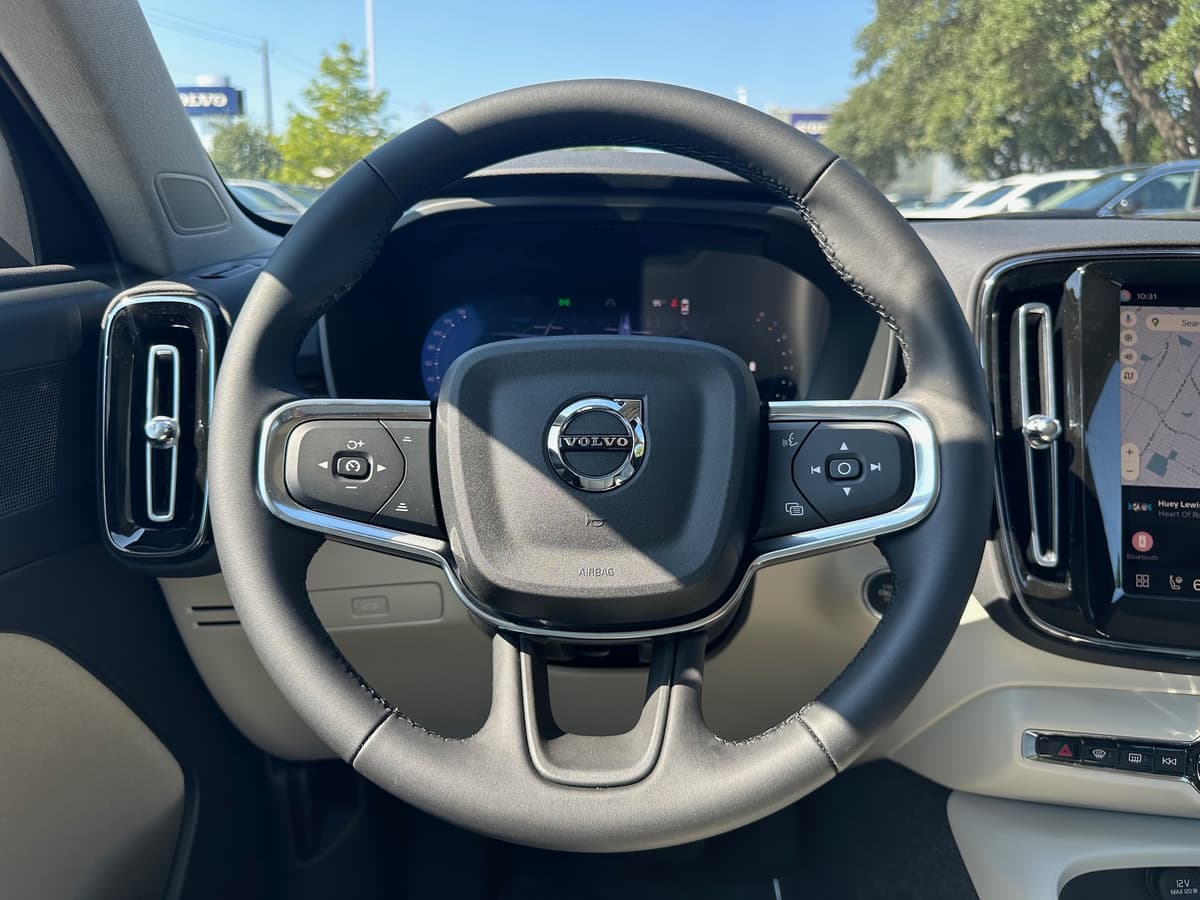 2026 Volvo XC40 - Image 13