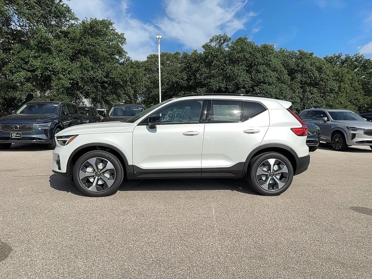 2026 Volvo XC40 - Image 3