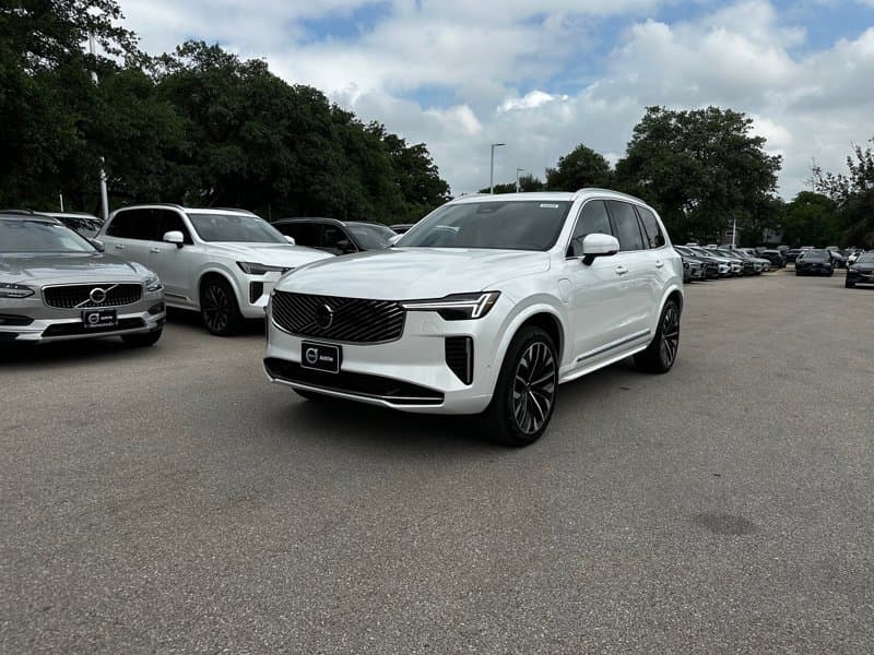 2025 Volvo XC90 plug-in hybrid - Image 2