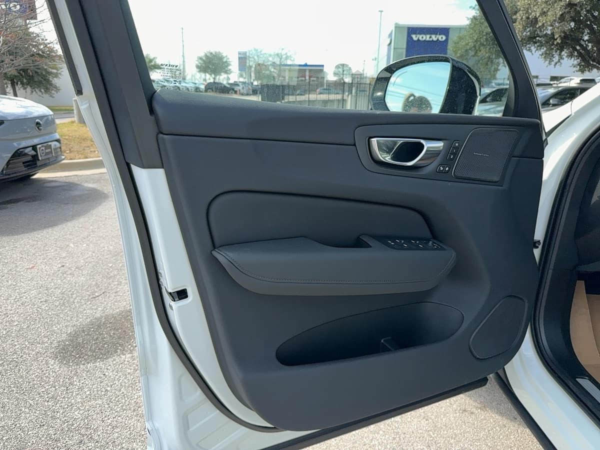 2026 Volvo XC60 - Image 10