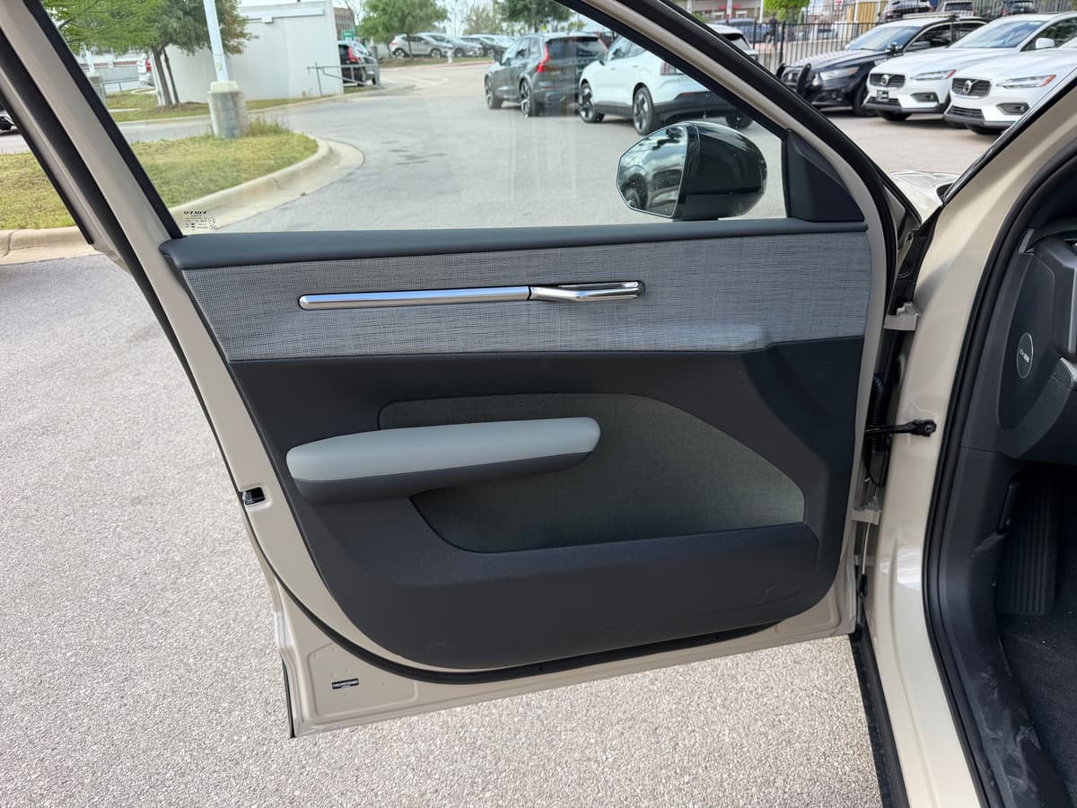 2026 Volvo EX30 - Image 17