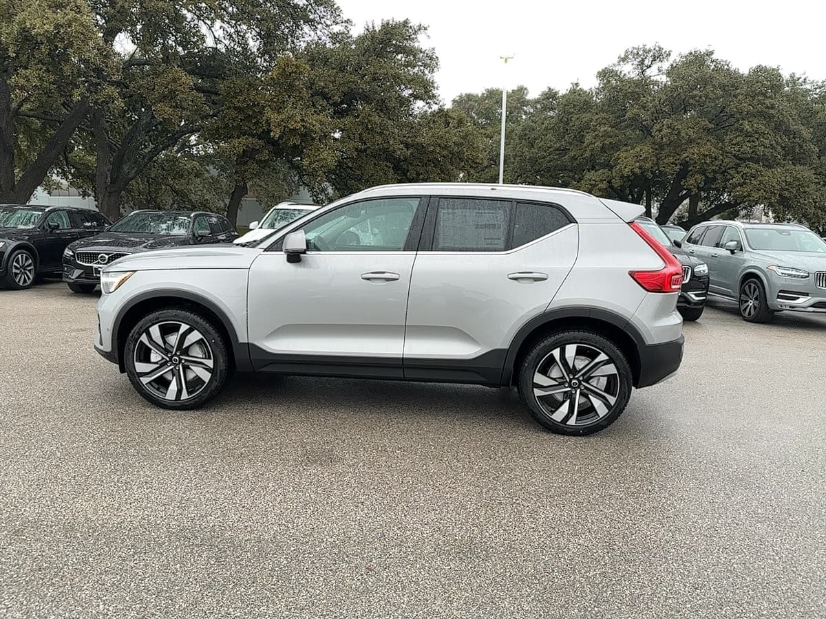 2025 Volvo XC40 - Image 3