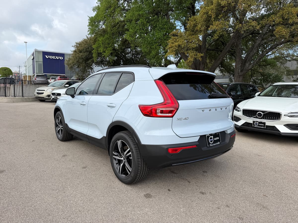 2026 Volvo XC40 - Image 4