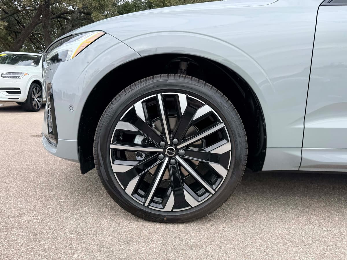 2026 Volvo XC60 - Image 9