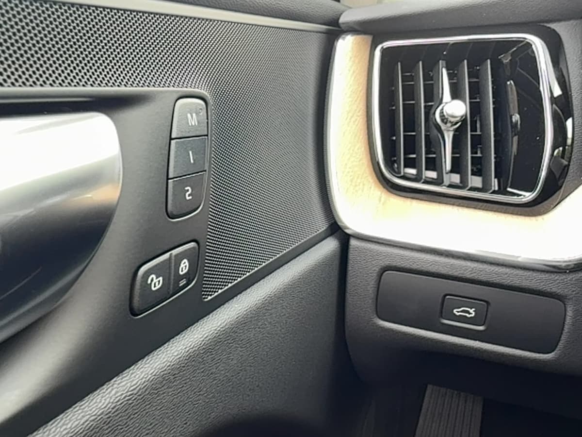 2026 Volvo XC60 - Image 23