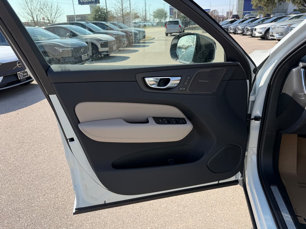 2026 Volvo XC60 - Image 15