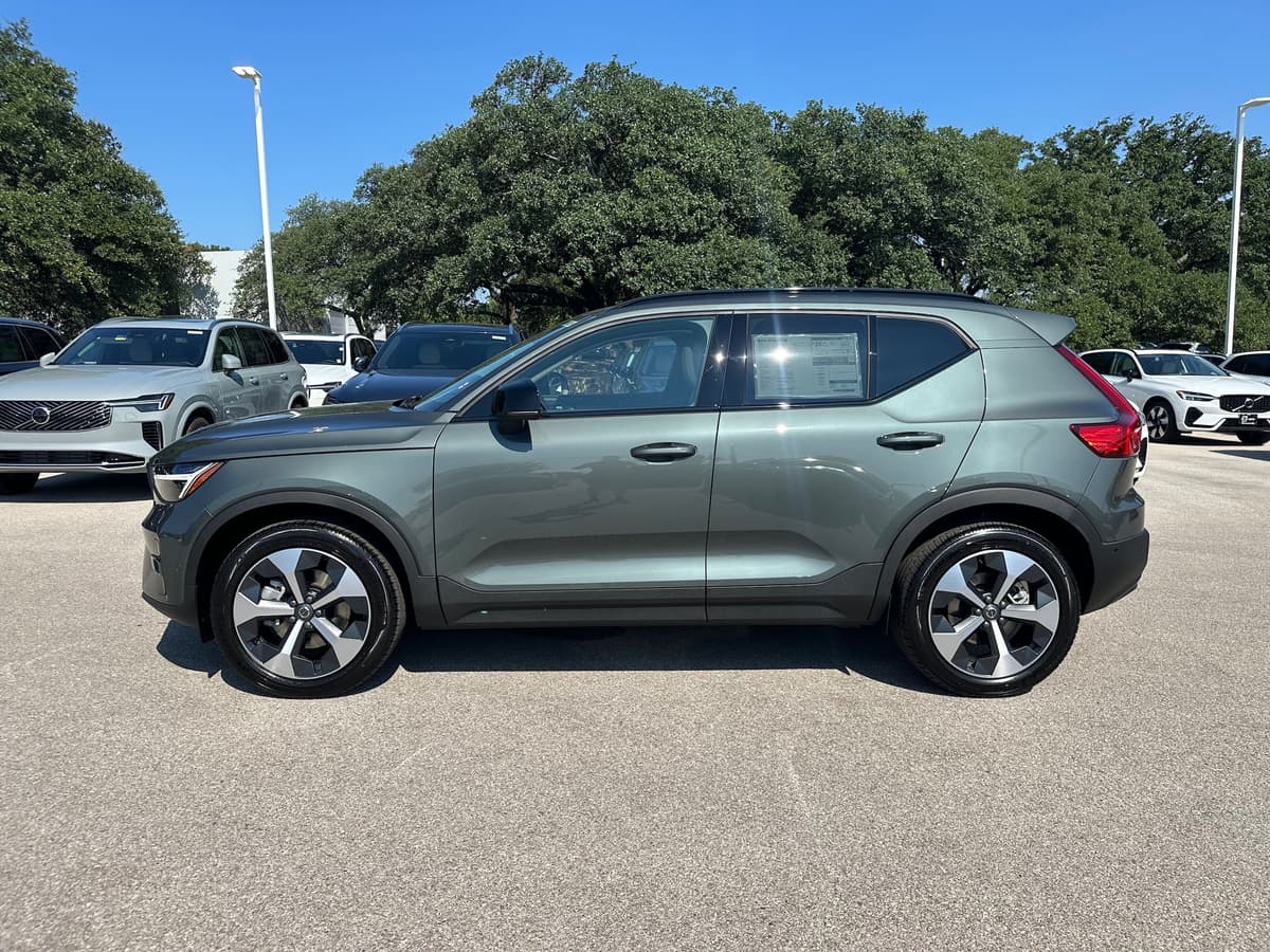 2026 Volvo XC40 - Image 3