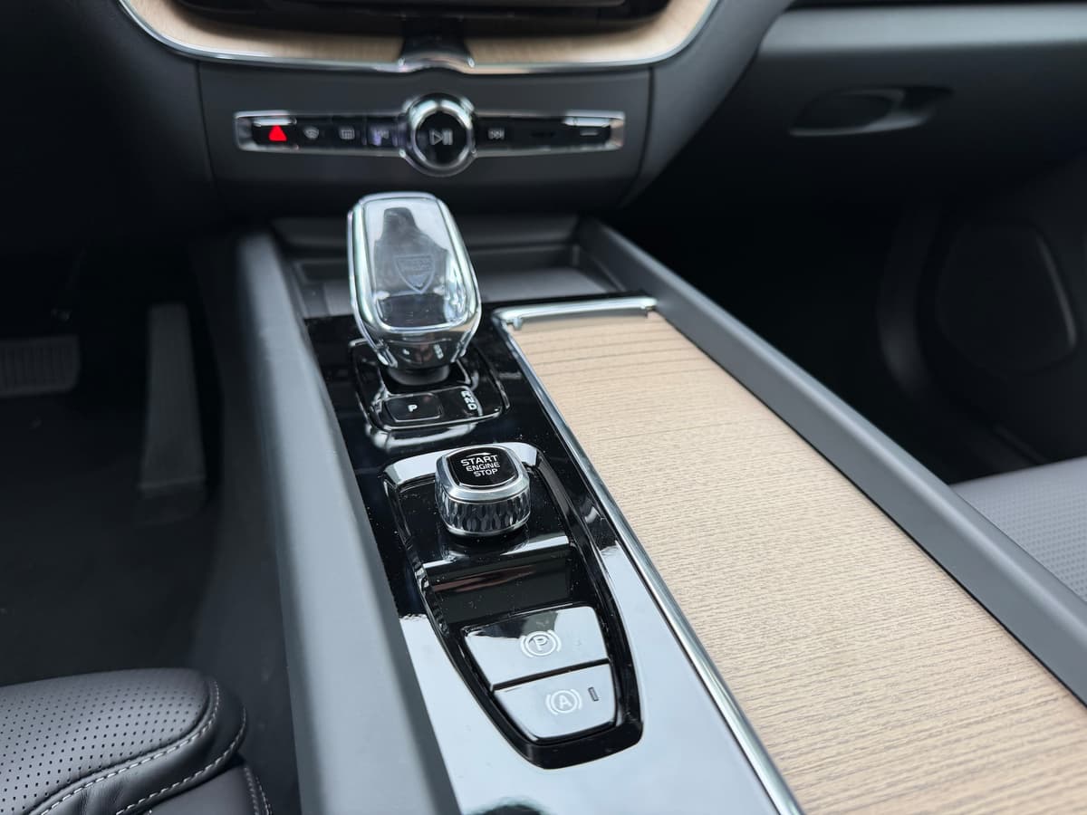 2026 Volvo XC60 - Image 13
