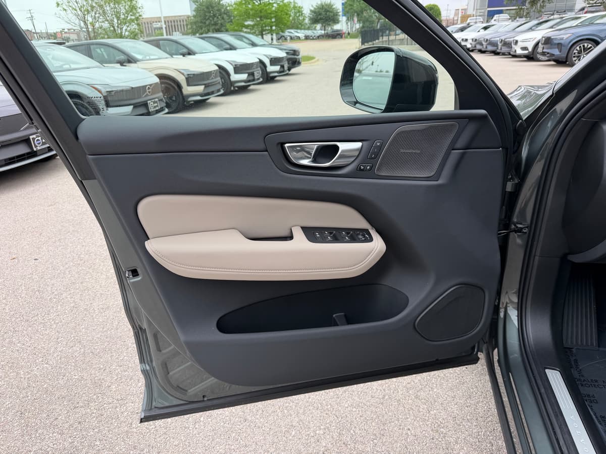 2026 Volvo XC60 - Image 17