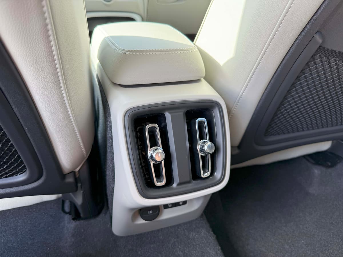 2026 Volvo XC40 - Image 19