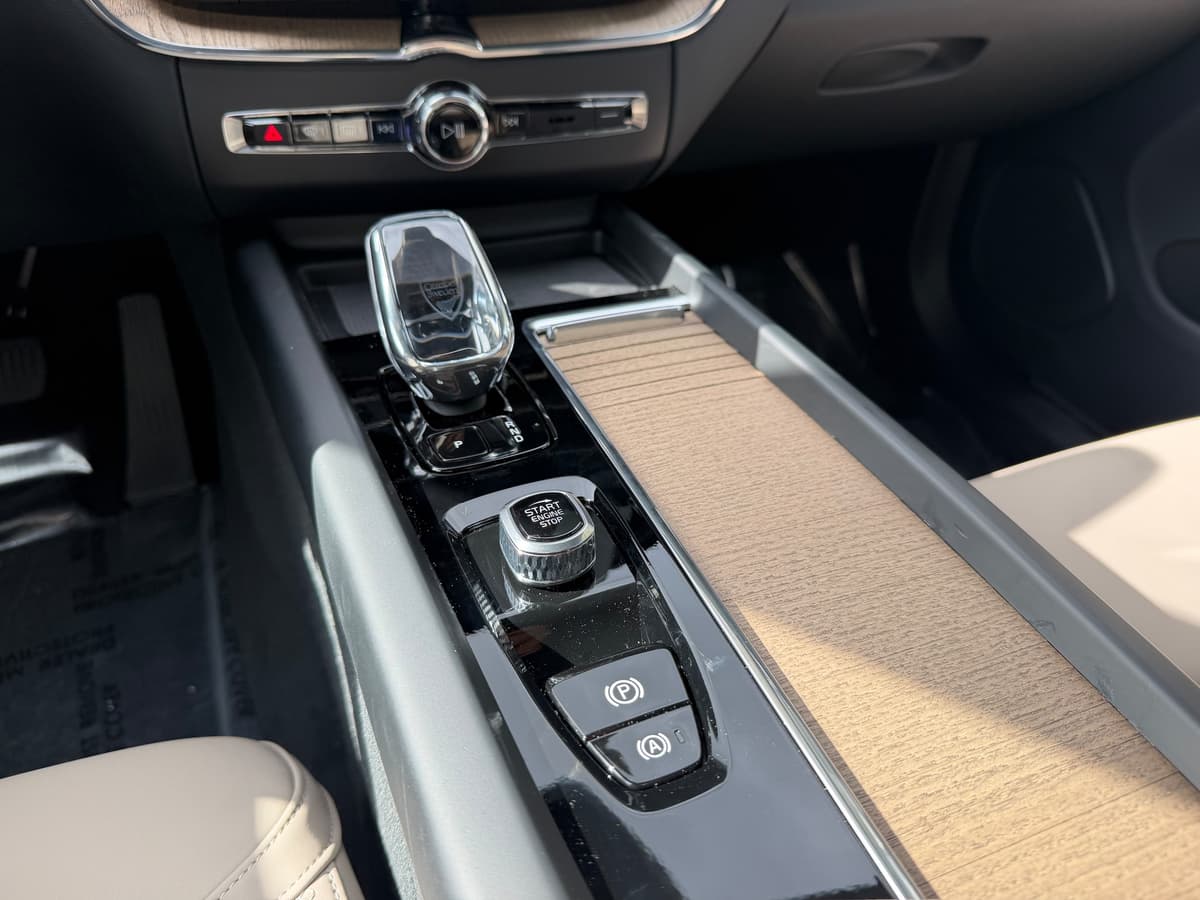 2026 Volvo XC60 plug-in hybrid - Image 13