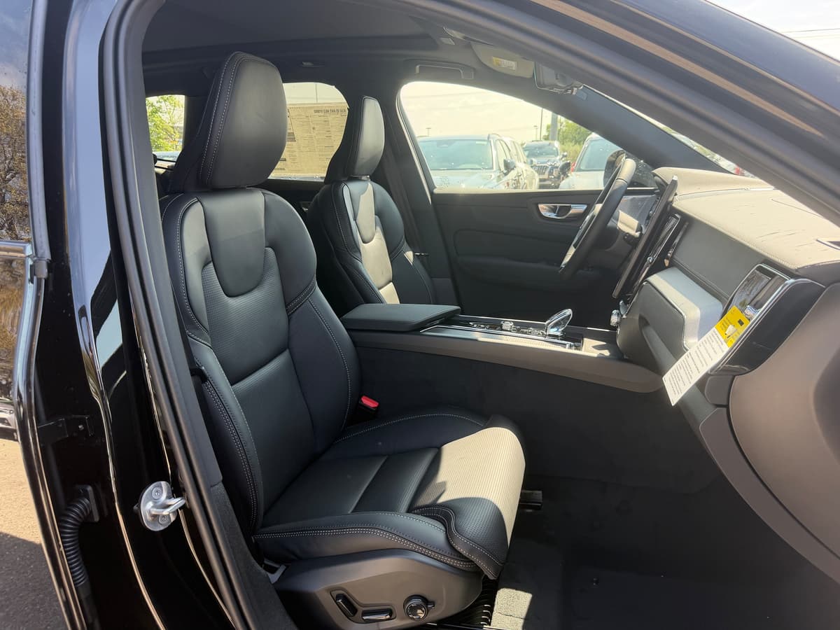 2026 Volvo XC60 - Image 8