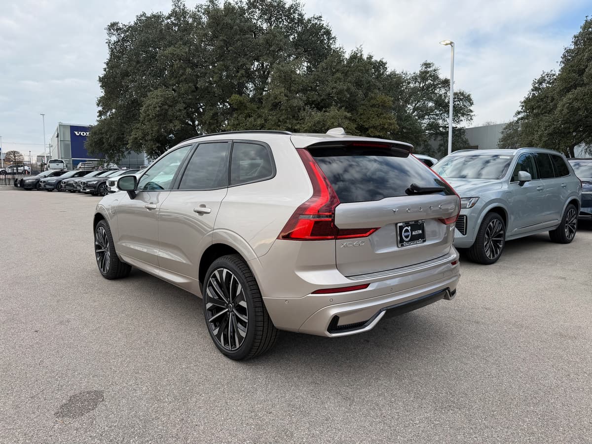2026 Volvo XC60 plug-in hybrid - Image 4