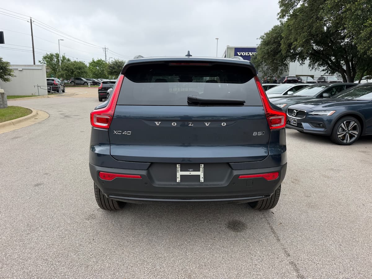 2026 Volvo XC40 - Image 4