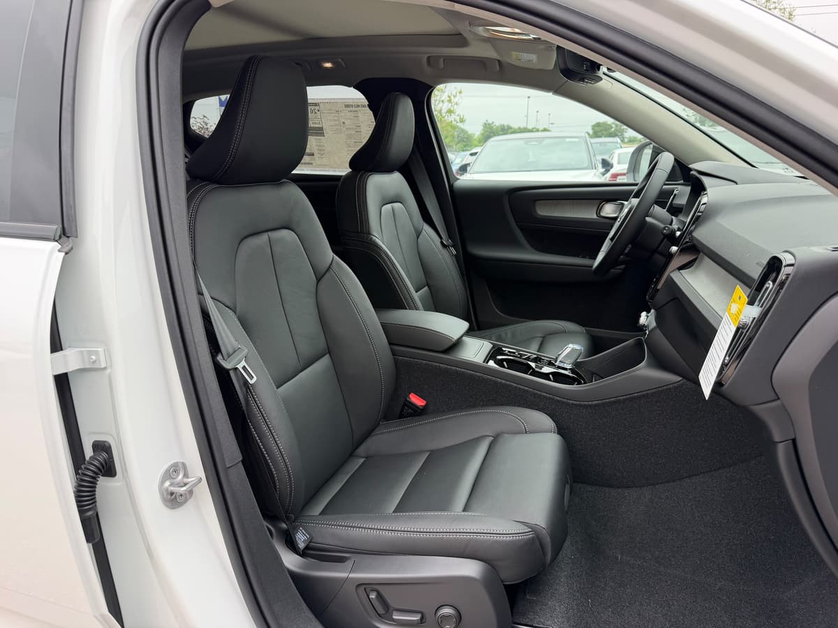 2026 Volvo XC40 - Image 7