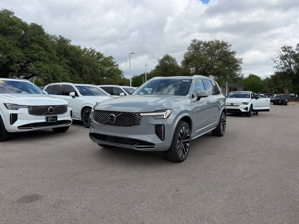 2026 Volvo XC90 plug-in hybrid - Image 2
