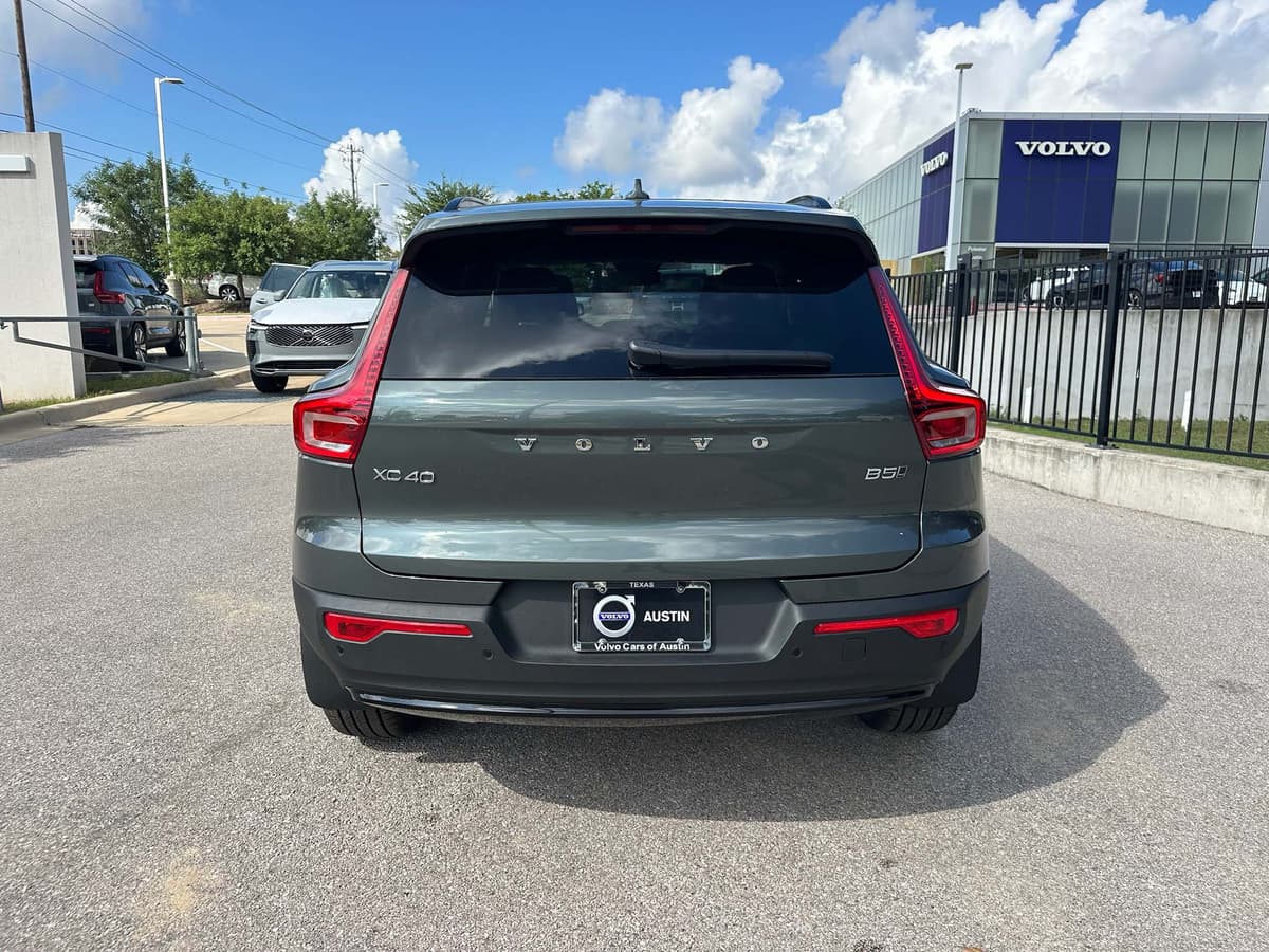 2026 Volvo XC40 - Image 5