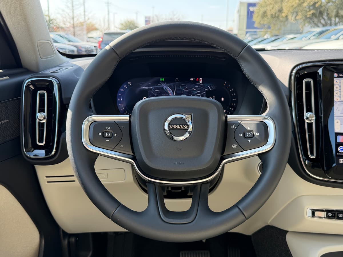 2026 Volvo XC40 - Image 14