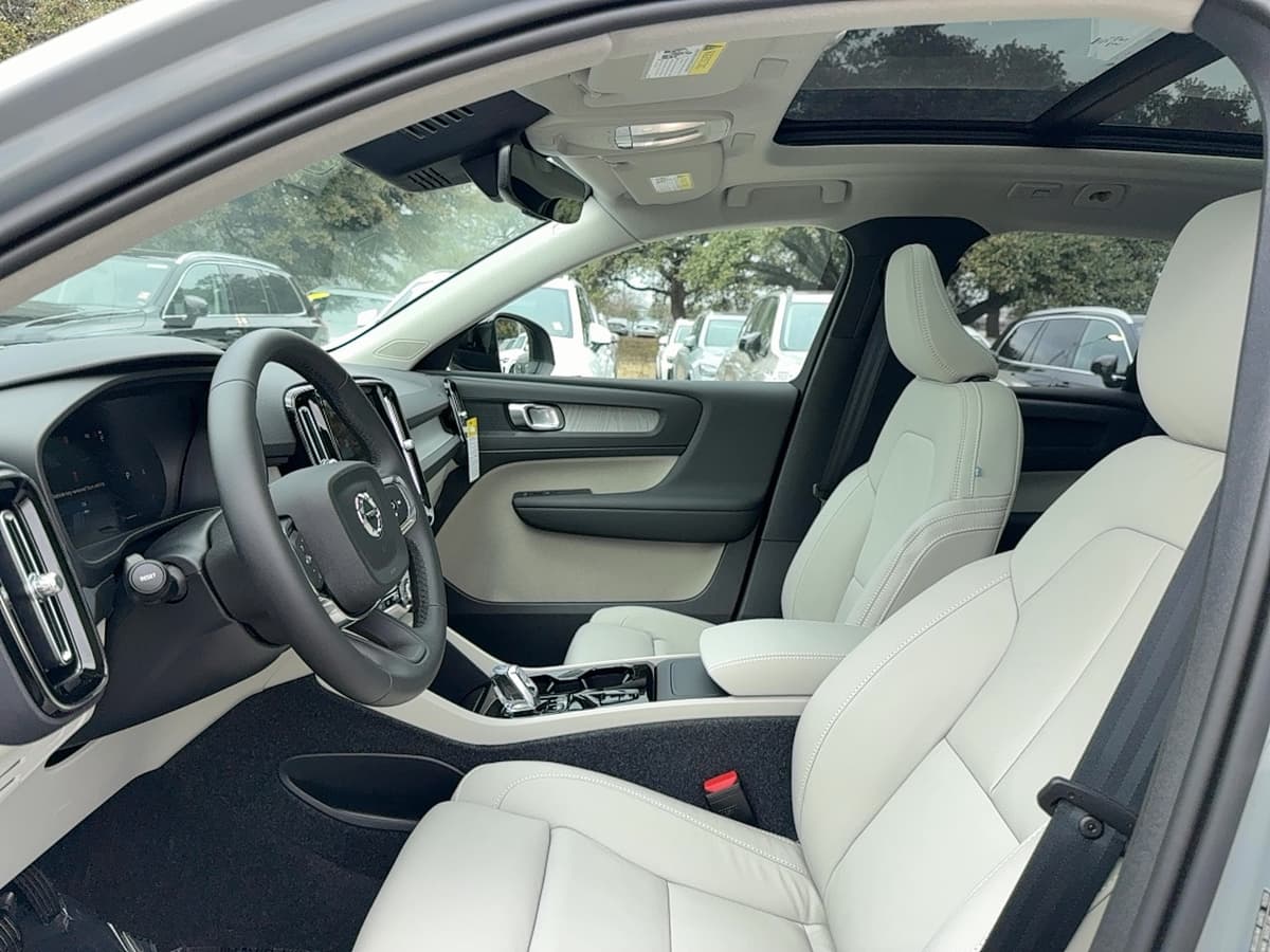 2026 Volvo XC40 - Image 12