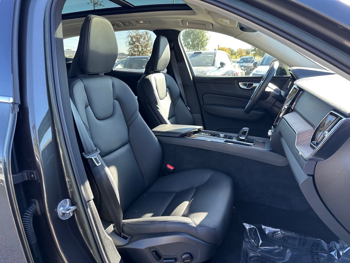2022 Volvo XC60 - Image 10