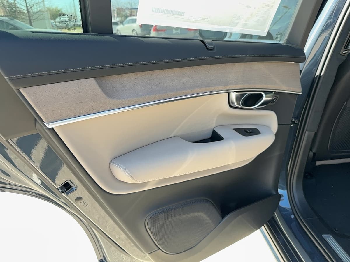 2026 Volvo XC90 plug-in hybrid - Image 14