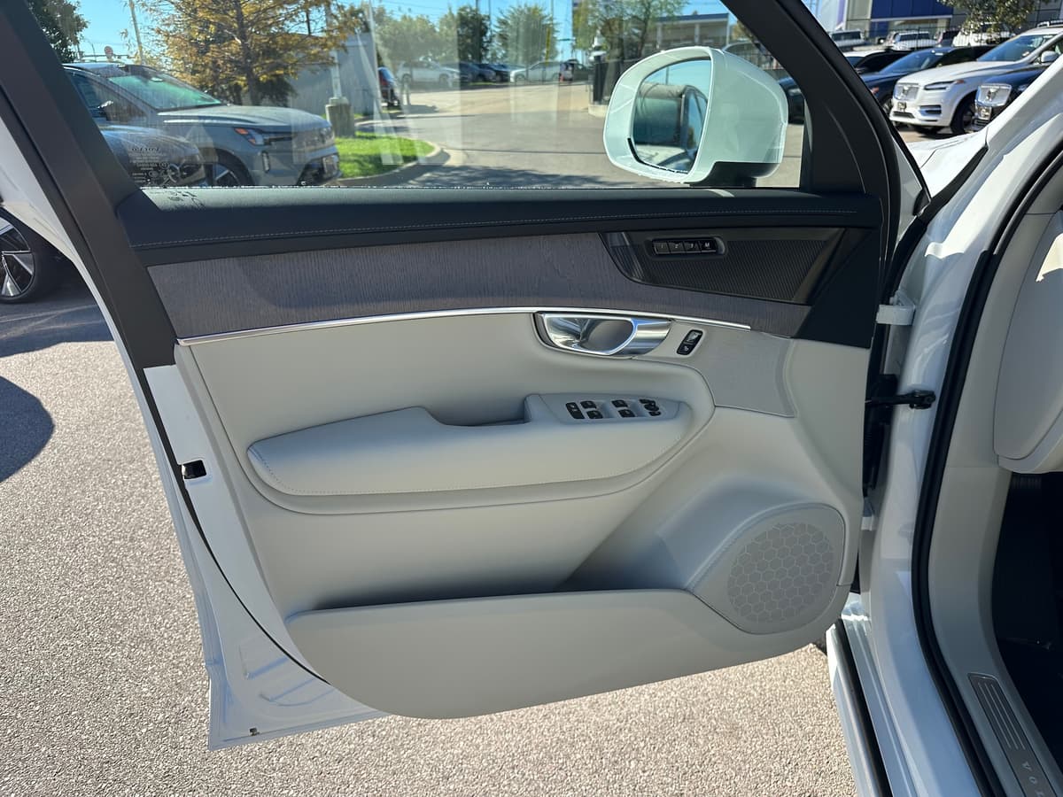 2026 Volvo XC90 - Image 18