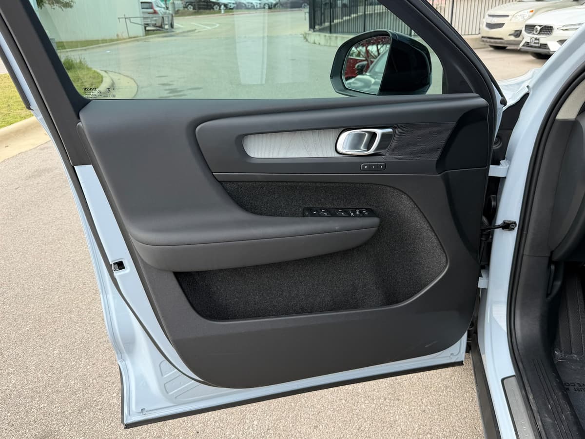 2026 Volvo XC40 - Image 16