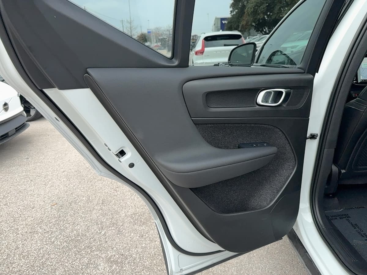 2024 Volvo XC40 - Image 14