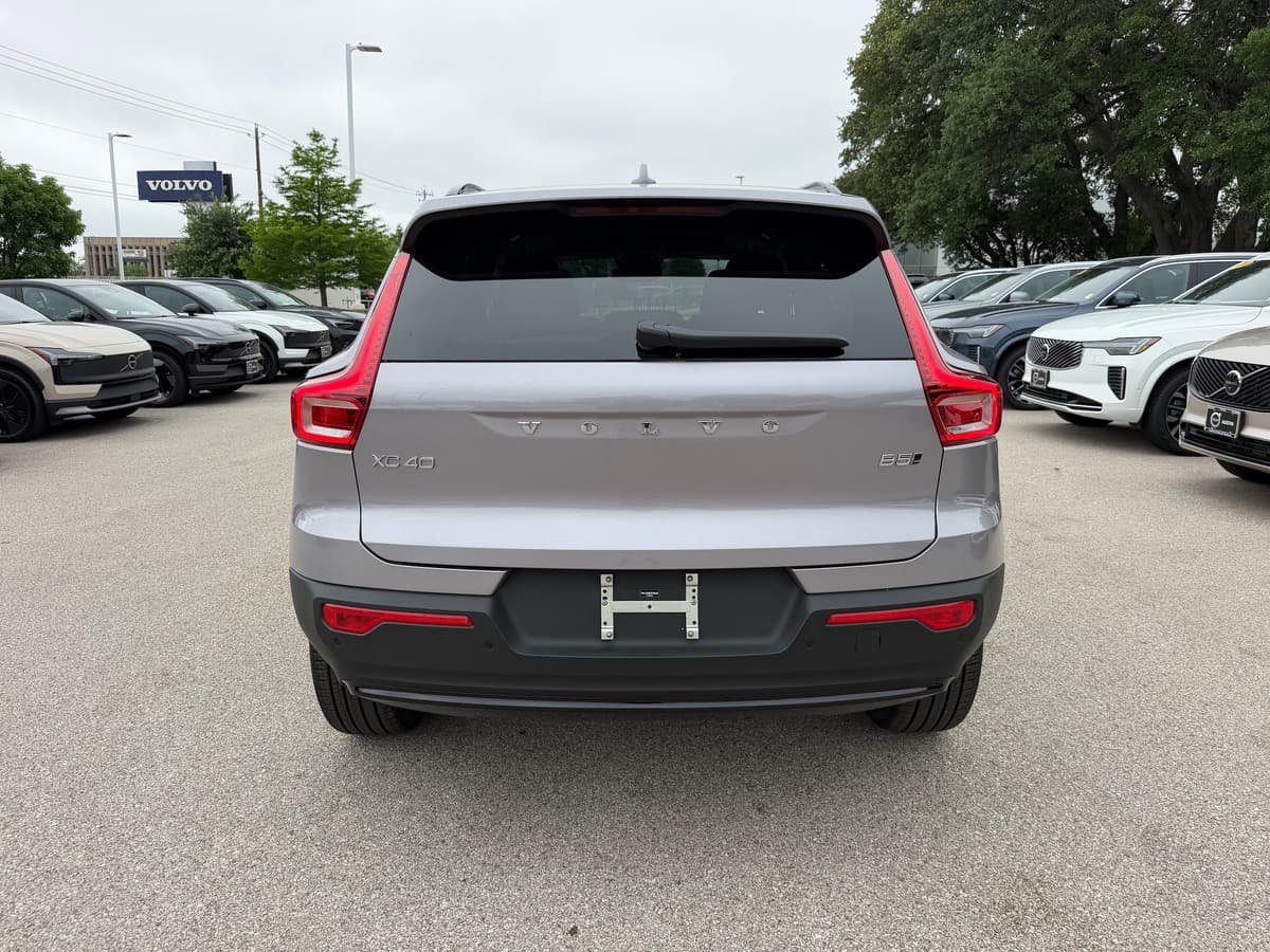 2026 Volvo XC40 - Image 4