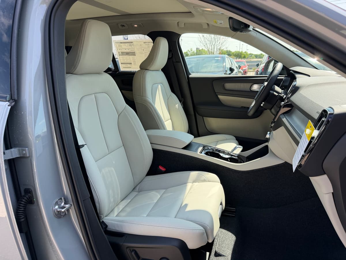 2026 Volvo XC40 - Image 8