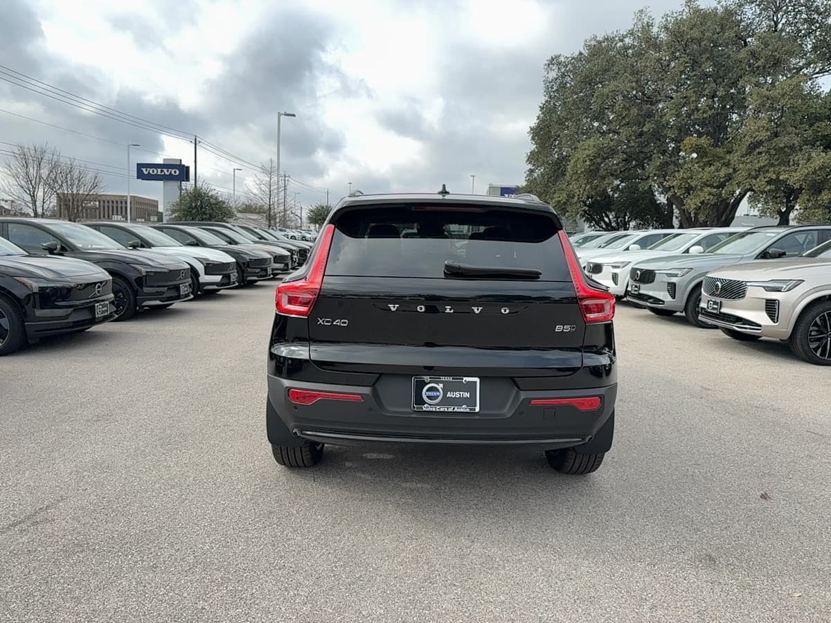 2026 Volvo XC40 - Image 5