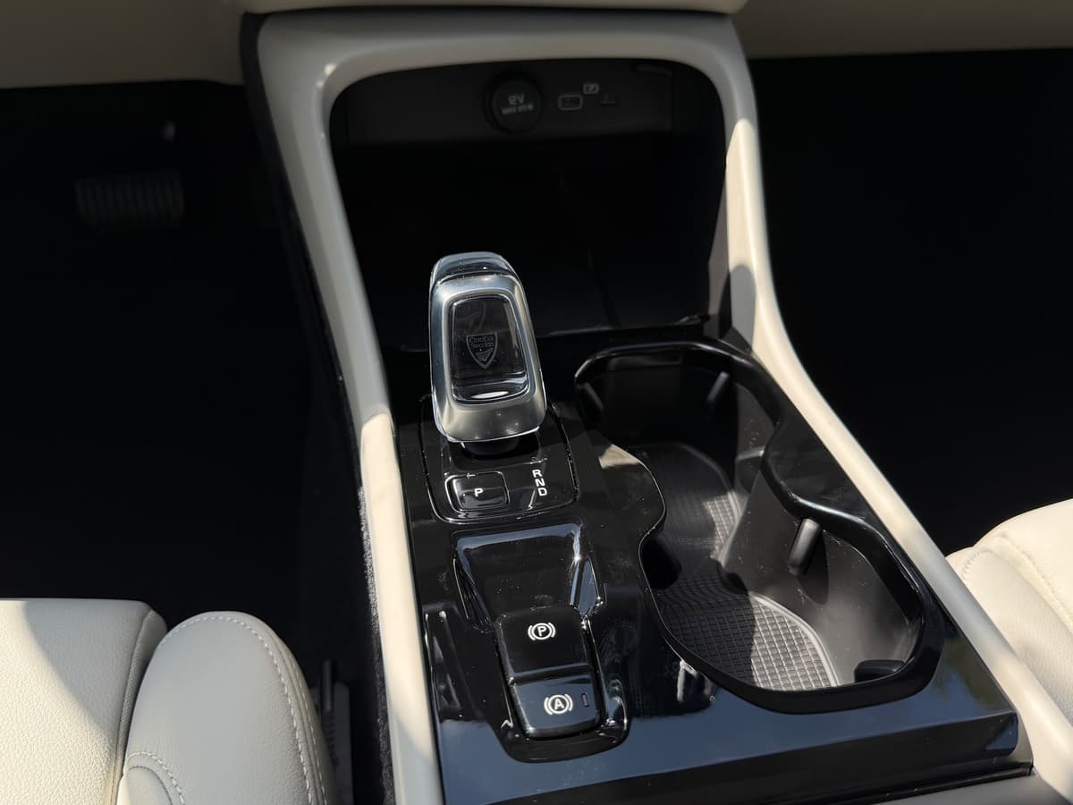 2026 Volvo XC40 - Image 13