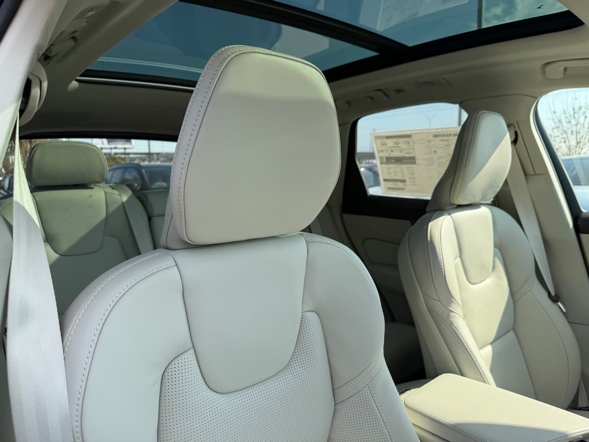 2026 Volvo XC60 plug-in hybrid - Image 9