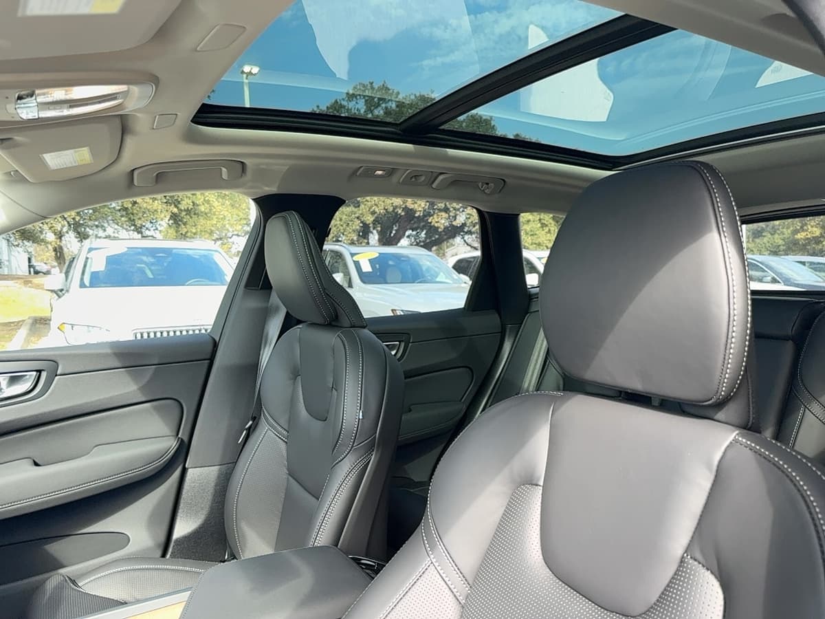 2026 Volvo XC60 - Image 12