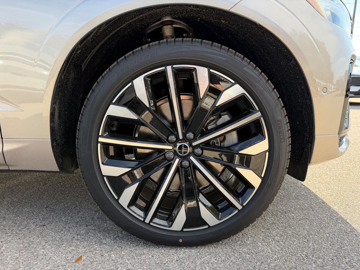 2026 Volvo XC60 plug-in hybrid - Image 7