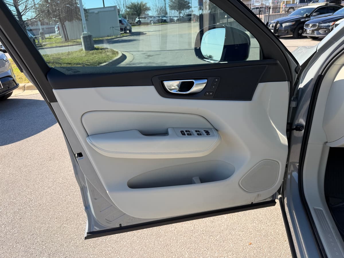 2025 Volvo XC60 plug-in hybrid - Image 17