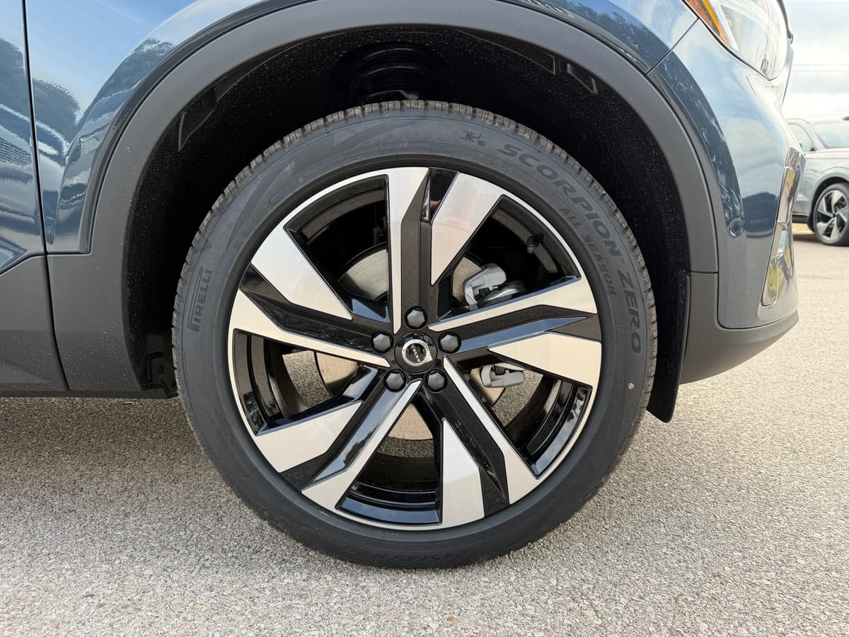 2026 Volvo XC40 - Image 7