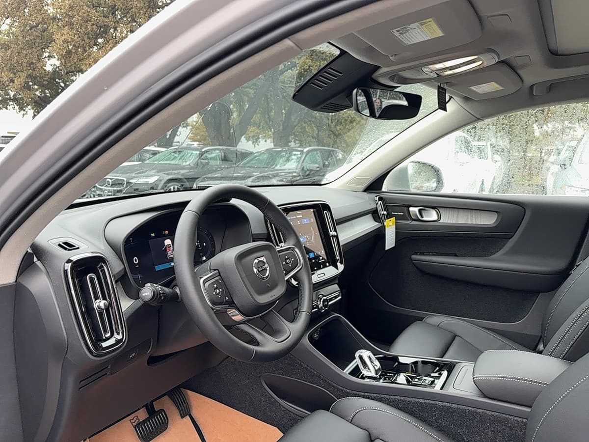 2025 Volvo XC40 - Image 11